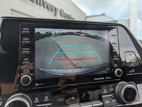 Used 2021 Toyota Highlander XLE image 28