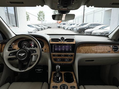 Used 2022 Bentley Bentayga AWD/4WD image 32