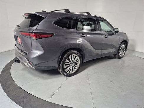 Used 2023 Toyota Highlander Platinum image 5