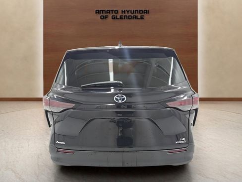 Used 2024 Toyota Sienna LE image 5