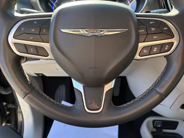 Used 2023 Chrysler Pacifica Touring-L FWD image 28