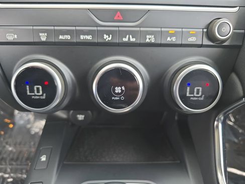 Used 2019 Jaguar E-PACE SE image 27