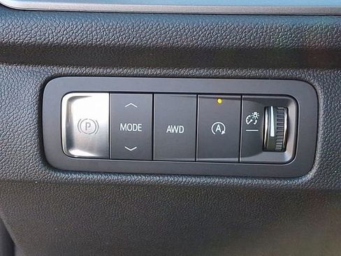 Used 2025 Chevrolet Traverse LT image 34