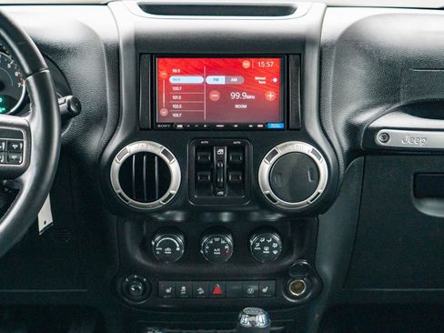 Used 2018 Jeep Wrangler Unlimited Sahara w/ Connectivity Group AWD/4WD image 15