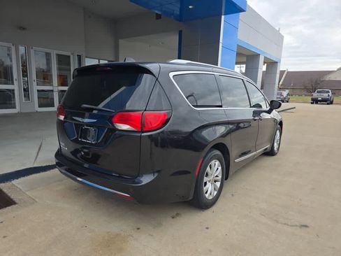 Used 2019 Chrysler Pacifica Touring-L image 8