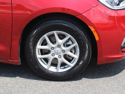 Used 2025 Chrysler Pacifica Select FWD image 10