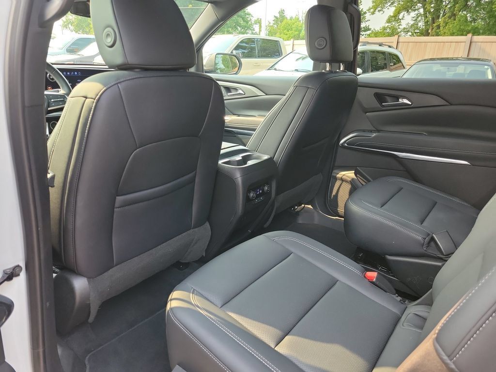 Used 2026 Chevrolet Traverse LT FWD image 16