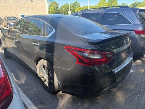 Used 2017 Nissan Altima 2.5 SR w/ Midnight Edition Package FWD image 5