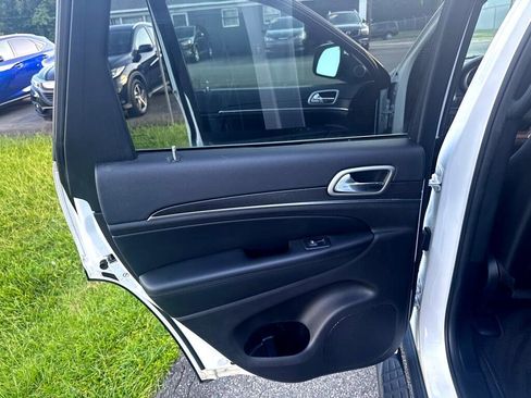 Used 2018 Jeep Grand Cherokee Limited image 16
