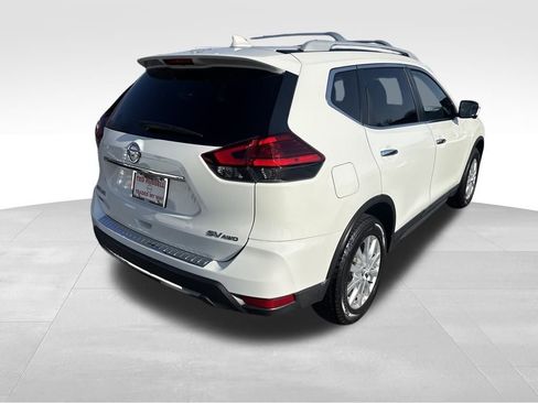 Used 2017 Nissan Rogue SV image 5