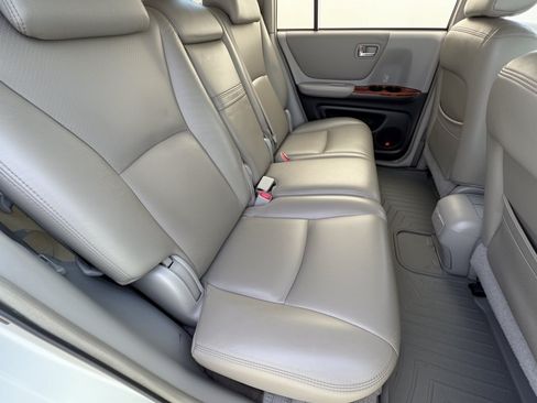 Used 2004 Toyota Highlander Limited w/ Towing Prep Pkg FWD image 25