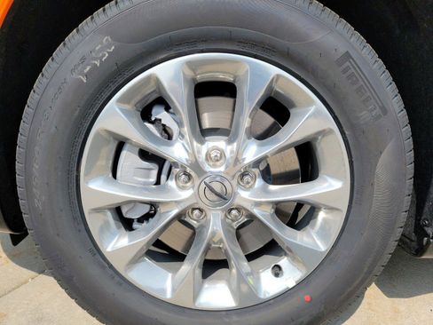 New 2022 Chrysler Pacifica Touring-L w/ Uconnect Theater Family Group image 3