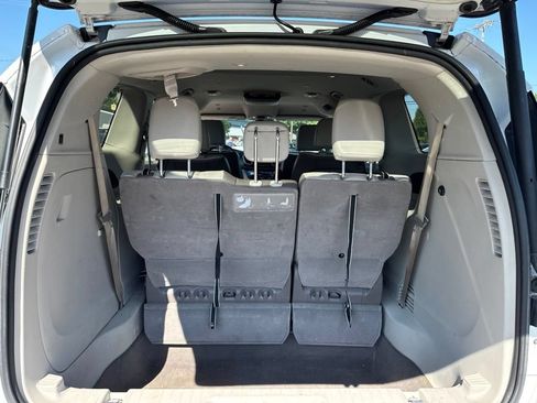Used 2019 Chrysler Pacifica Touring-L FWD image 17