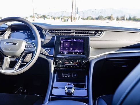 New 2025 Jeep Grand Cherokee L Altitude image 13