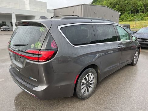 Used 2022 Chrysler Pacifica Touring-L w/ Uconnect Theater Family Group FWD image 4
