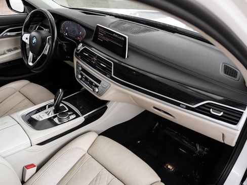 Used 2020 BMW 740i w/ Premium Package RWD image 10