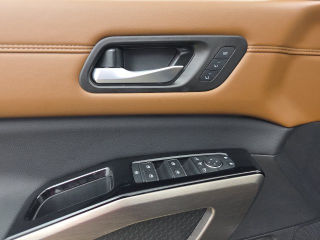 Used 2025 Nissan Pathfinder Platinum FWD image 27