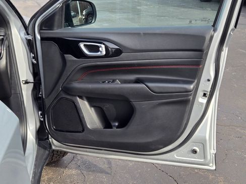 Used 2025 Jeep Compass Trailhawk image 6