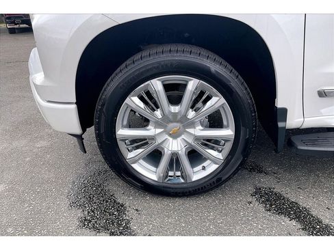 Used 2024 Chevrolet Silverado 1500 High Country w/ High Country Premium Package AWD/4WD image 10