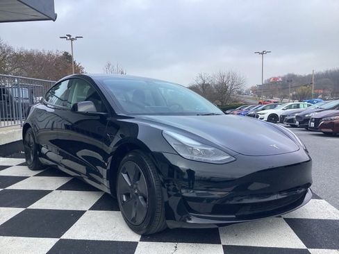 Used 2023 Tesla Model 3 Standard Range image 3