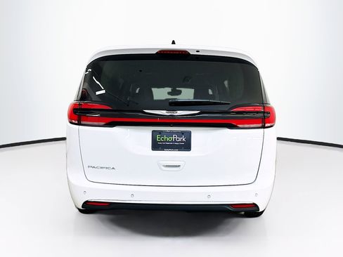 Used 2024 Chrysler Pacifica Touring-L image 7