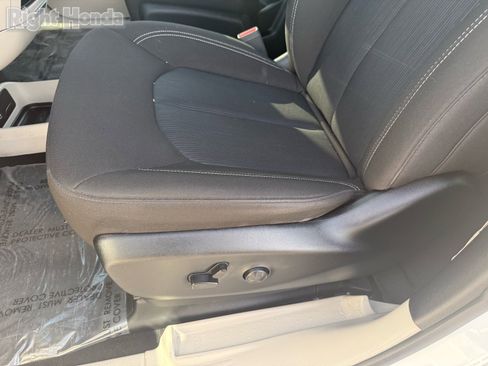 Used 2024 Chrysler Voyager LX image 13