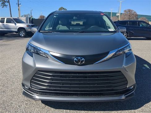 New 2026 Toyota Sienna XLE image 9