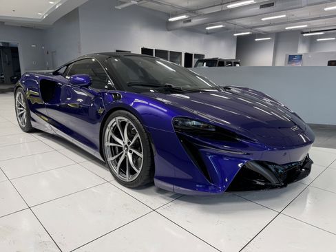 Used 2023 McLaren Artura image 6