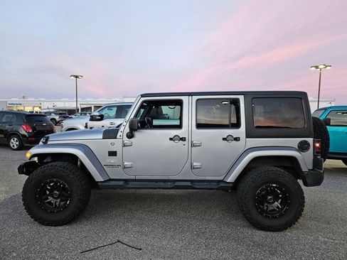 Used 2015 Jeep Wrangler Unlimited Sahara w/ Connectivity Group image 4