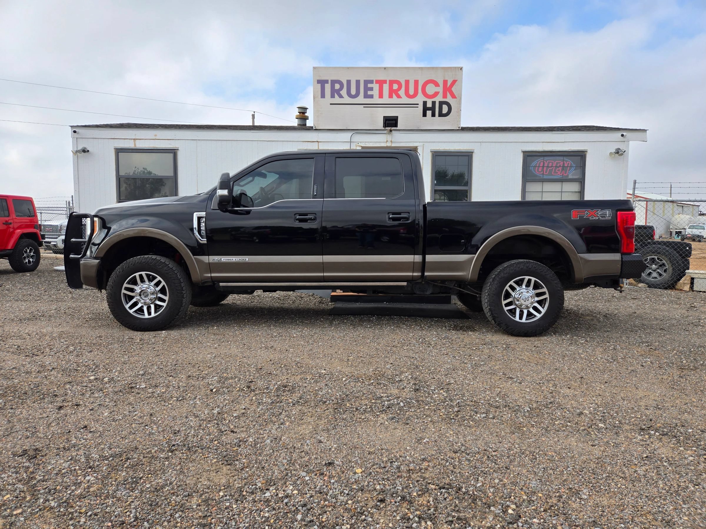 Used 2017 Ford F250 King Ranch w/ King Ranch Ultimate Package AWD/4WD image 2