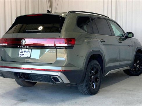 Used 2024 Volkswagen Atlas Peak Edition SE image 13