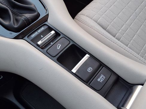 Used 2025 Honda HR-V LX image 11