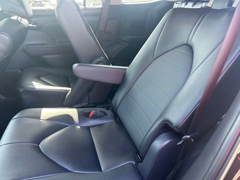 Used 2026 Toyota Highlander XLE AWD/4WD image 12