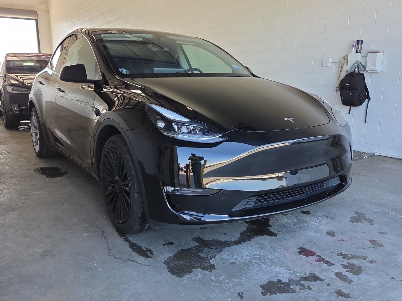 Used 2023 Tesla Model Y Long Range AWD/4WD image 1