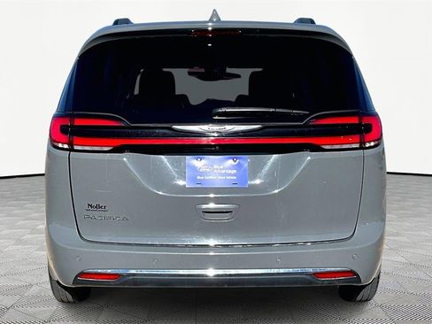 Used 2022 Chrysler Pacifica Touring-L image 4