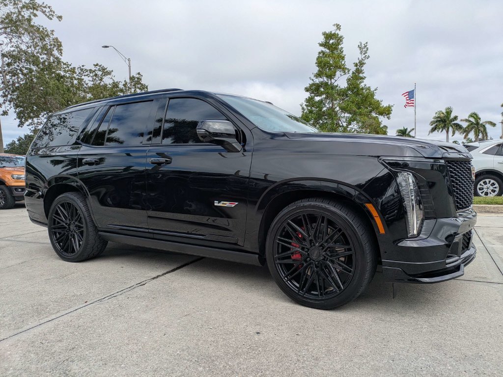 Used 2025 Cadillac Escalade V AWD/4WD image 2