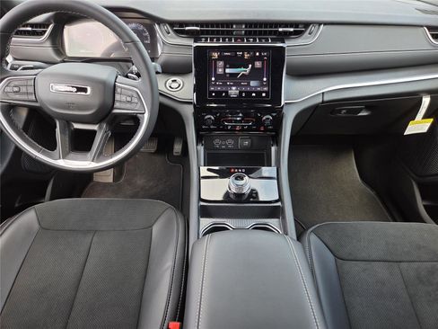 New 2025 Jeep Grand Cherokee Altitude image 9