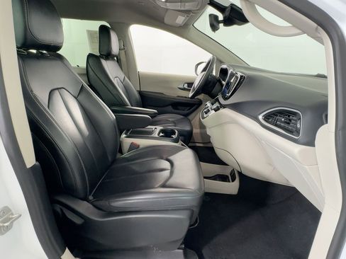 Used 2023 Chrysler Pacifica Touring-L image 29