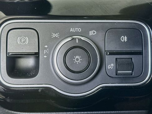 Used 2025 Mercedes-Benz CLA 250 image 17