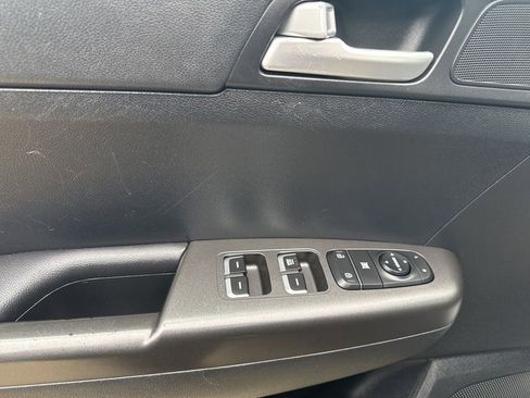 Used 2022 Kia Sportage LX image 19