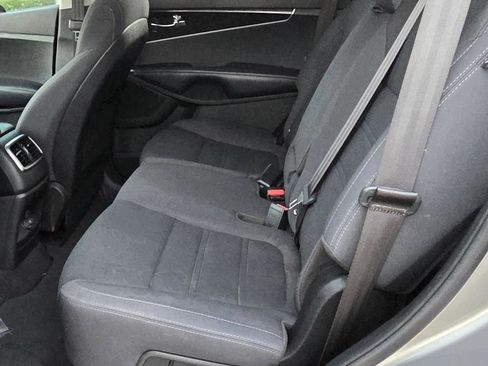 Used 2017 Kia Sorento L image 10