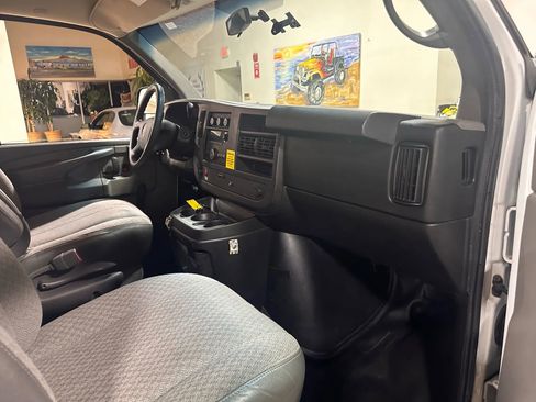 Used 2013 GMC Savana 1500 AWD image 30