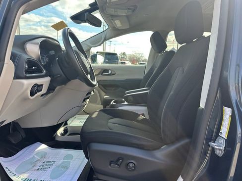 Used 2021 Chrysler Pacifica Touring image 16