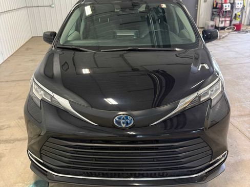 Used 2023 Toyota Sienna XLE AWD/4WD image 2