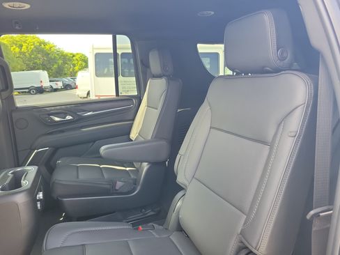 Used 2024 GMC Yukon XL Denali AWD/4WD image 15