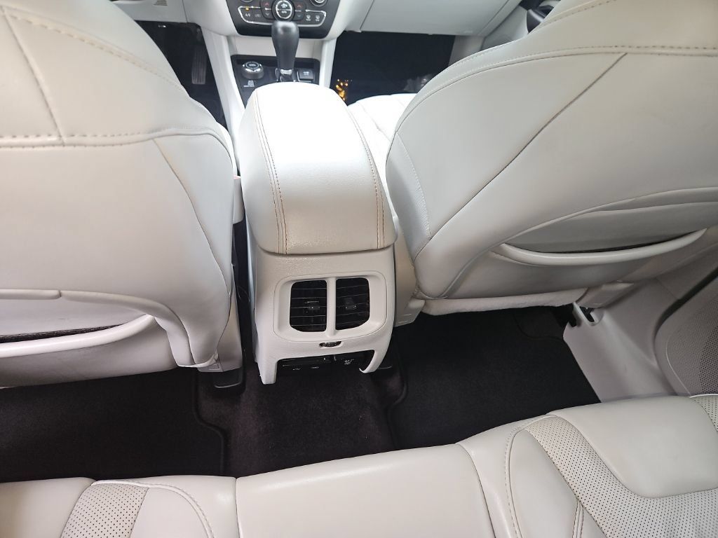 Used 2019 Jeep Cherokee Limited w/ Technology Group AWD/4WD image 23