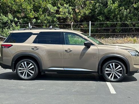 Used 2023 Nissan Pathfinder Platinum FWD image 6