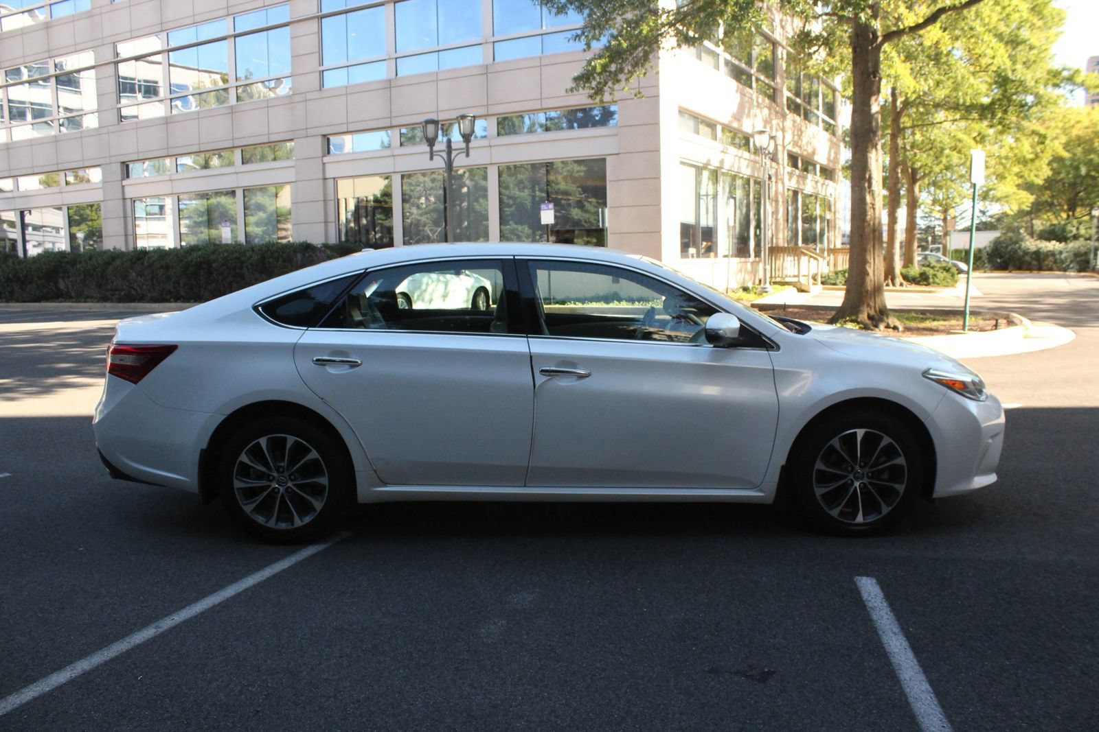 Used 2016 Toyota Avalon XLE FWD image 6