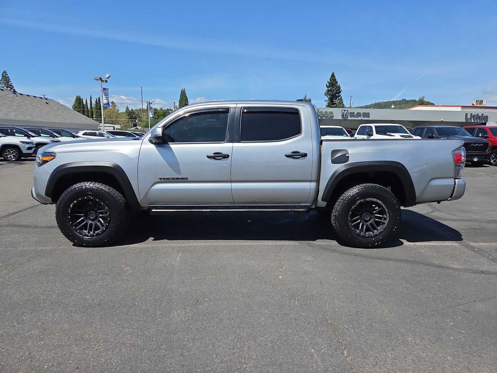 Used 2023 Toyota Tacoma TRD Off-Road w/ Advanced Technology Package AWD/4WD image 11