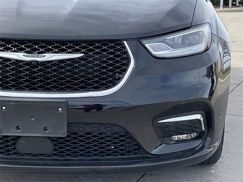 Used 2024 Chrysler Pacifica Touring-L image 7